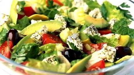 Греческий салат с брынзой и авокадо