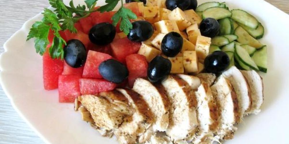 Рецепт греческого салата с куриной грудкой, арбузом и фетой