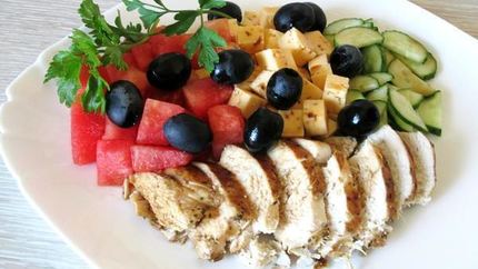Греческий салат с куриной грудкой, арбузом и фетой