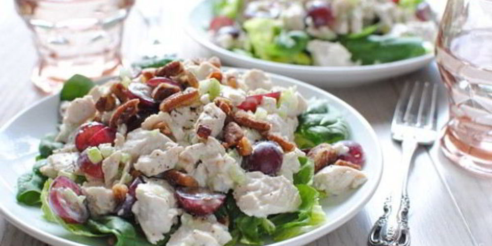 Рецепт греческого салата с курицей и йогуртом