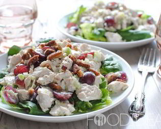 Греческий салат с курицей и йогуртом