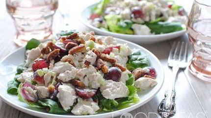 Греческий салат с курицей и йогуртом