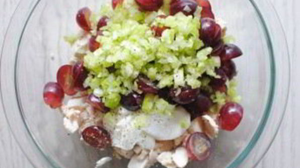 греческий салат с курицей и йогуртом