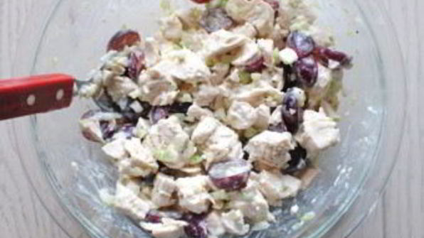 греческий салат с курицей и йогуртом