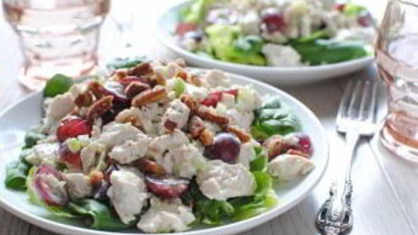 греческий салат с курицей и йогуртом