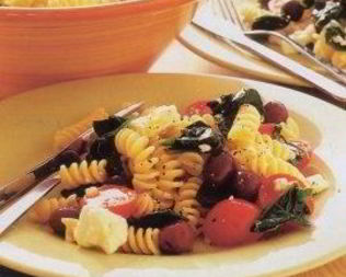 Греческий салат с макаронами