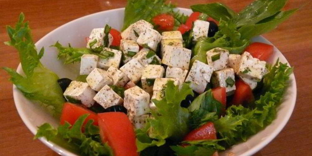 Рецепт греческого салата с маринованным сыром