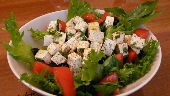 греческий салат с маринованным сыром