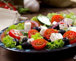 Греческий салат с моцареллой