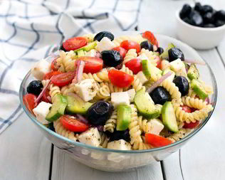 Греческий салат с пастой