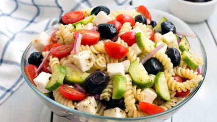 Греческий салат с пастой