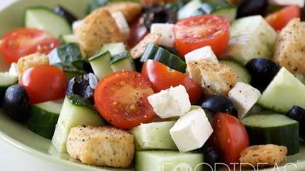 Греческий салат с сухариками