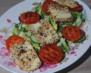 Греческий салат с жареным сулугуни