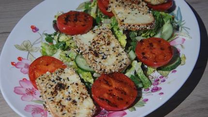 Греческий салат с жареным сулугуни