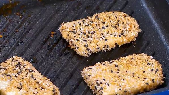 греческий салат с жареным сулугуни