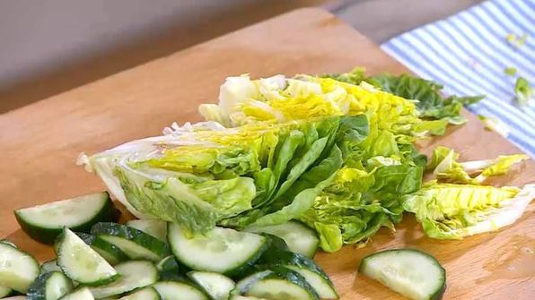 греческий салат с жареным сулугуни