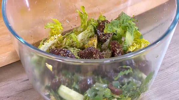 греческий салат с жареным сулугуни