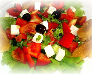 Греческий салат с жареным сыром