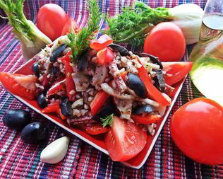 Гречневый салат с овощами и салями