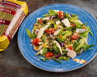 Салат из гречки с копченой курицей и томатами