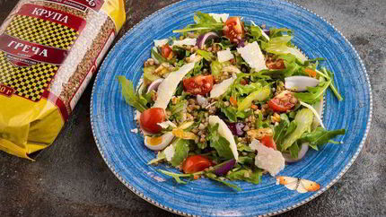 Салат из гречки с копченой курицей и томатами