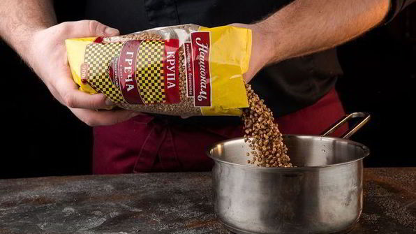 салат из гречки с копченой курицей и томатами