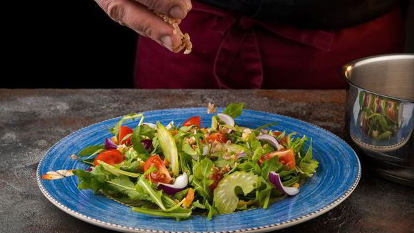 салат из гречки с копченой курицей и томатами