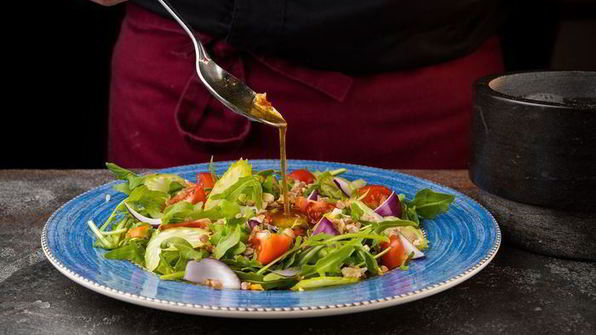 салат из гречки с копченой курицей и томатами