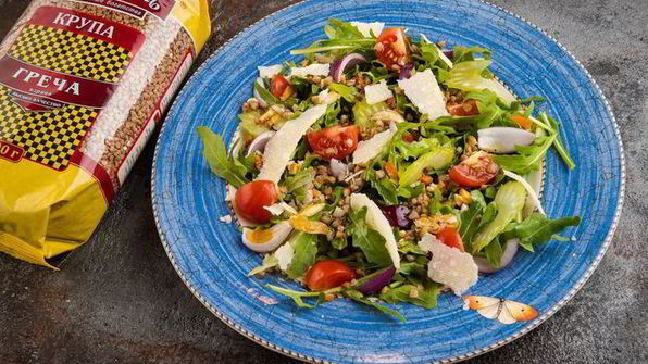 салат из гречки с копченой курицей и томатами