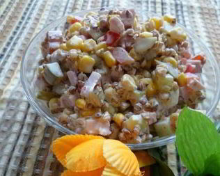 Салат с гречкой и ветчиной