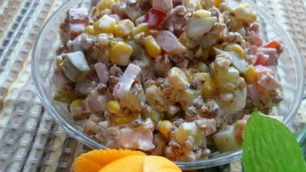 Салат с гречкой и ветчиной