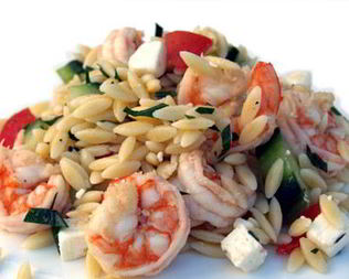 Салат с орзо и креветками в греческом стиле