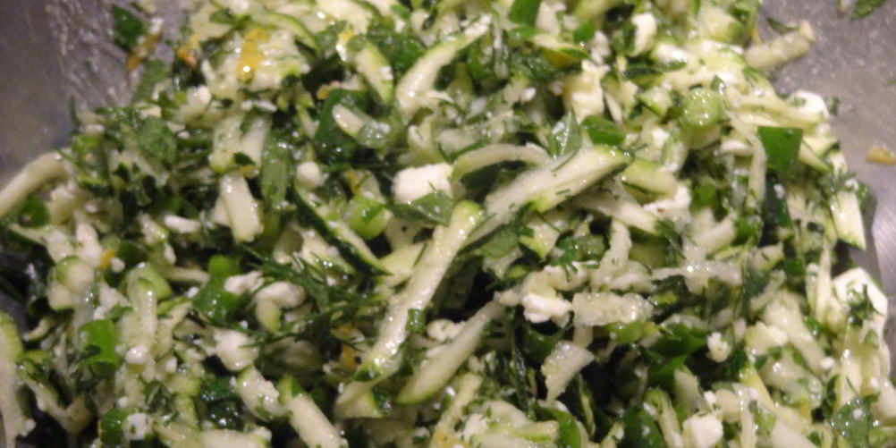 Рецепт салата с цукини, зеленью и фетой по-гречески