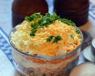 Слоеный салат с горбушей и гречкой