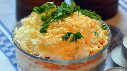 Слоеный салат с горбушей и гречкой