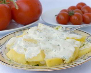 Датский картофельный салат с укропом и йогуртовой заправкой