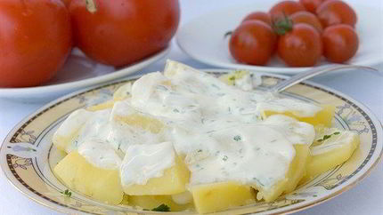 Датский картофельный салат с укропом и йогуртовой заправкой