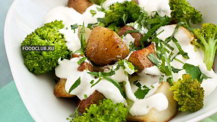 Картофельный салат с брокколи, мелиссой и тархуном