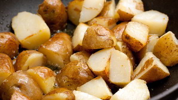 картофельный салат с брокколи, мелиссой и тархуном