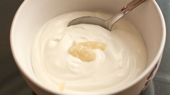 картофельный салат с брокколи, мелиссой и тархуном