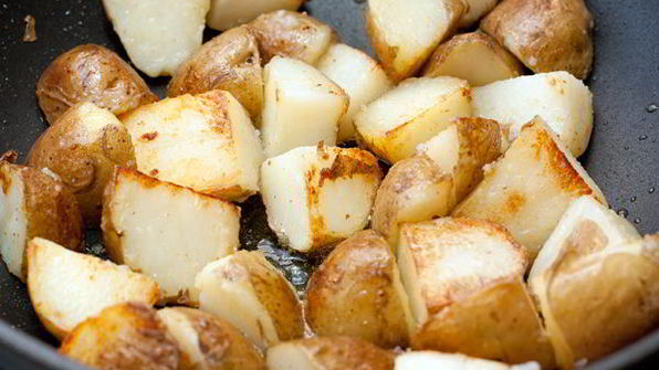 картофельный салат с брокколи, мелиссой и тархуном