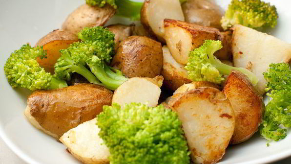 картофельный салат с брокколи, мелиссой и тархуном