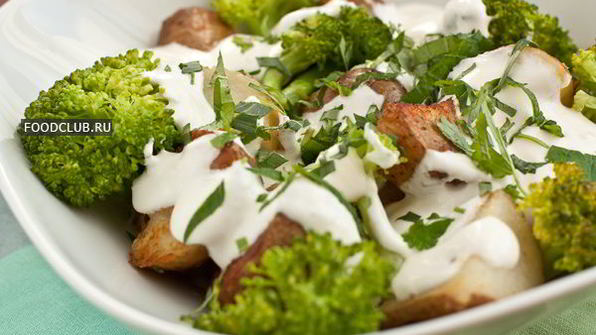 картофельный салат с брокколи, мелиссой и тархуном