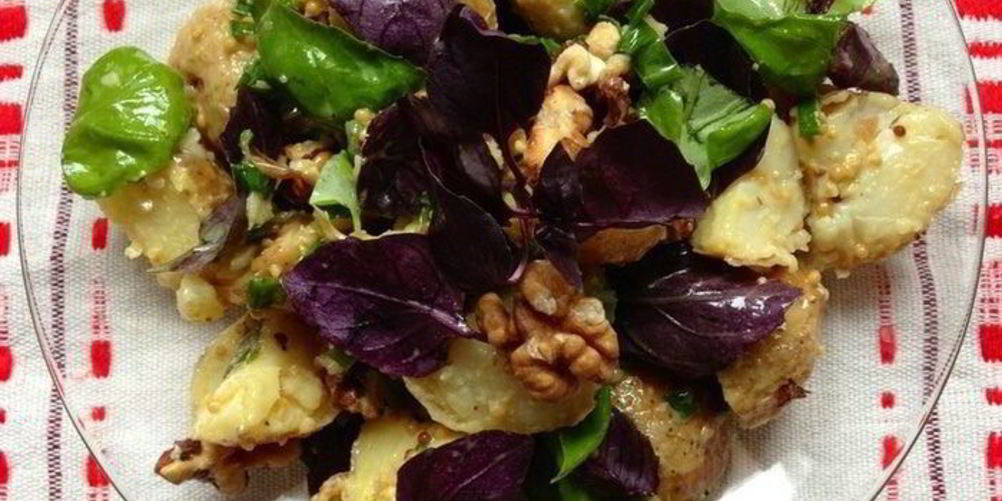 Рецепт картофельного салата с грецким орехом и базиликом