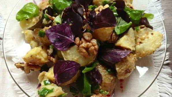 картофельный салат с грецким орехом и базиликом