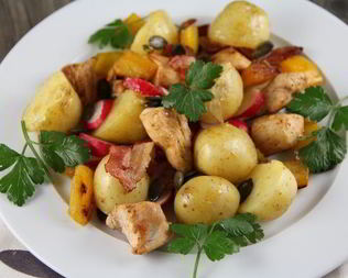 Картофельный салат с курицей, беконом и редисом