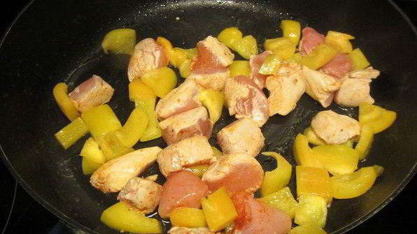 картофельный салат с курицей, беконом и редисом