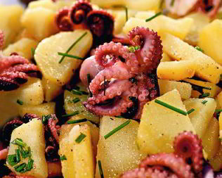 Картофельный салат с маринованными осьминогами