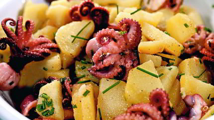 Картофельный салат с маринованными осьминогами