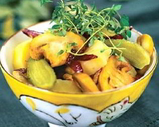 Картофельный салат с солеными огурцами и грибами